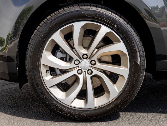 New 2026 Carpathian Grey Land Rover Hoxton Edition image 11