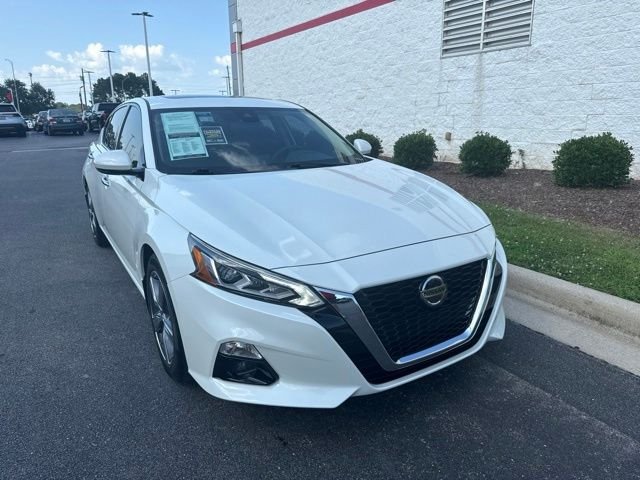 Used 2022 White Nissan 2.5 SL image 1