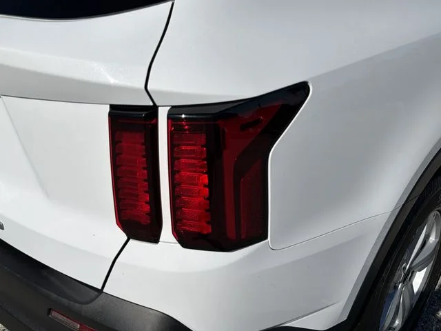Used 2022 White Kia LX image 9