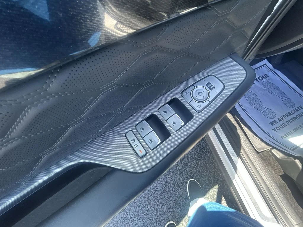 Used 2022 White Hyundai Calligraphy image 19