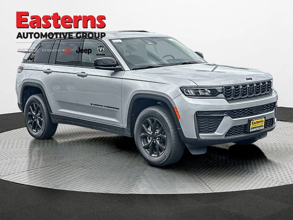 New 2026 Silver Zynith Exterior Paint Jeep Altitude image 4