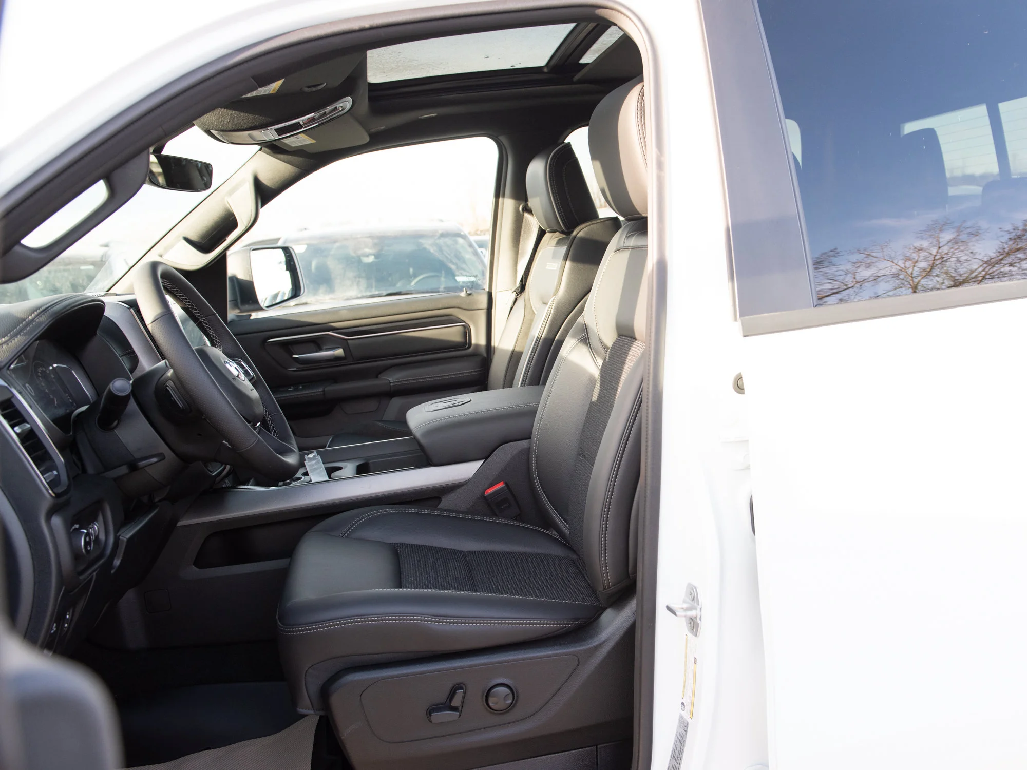 Used 2026 White RAM Sport* Crew Cab 4x4, Twin-Turbo, Pano Sunroof, Nav, 12 Inch Screen image 15