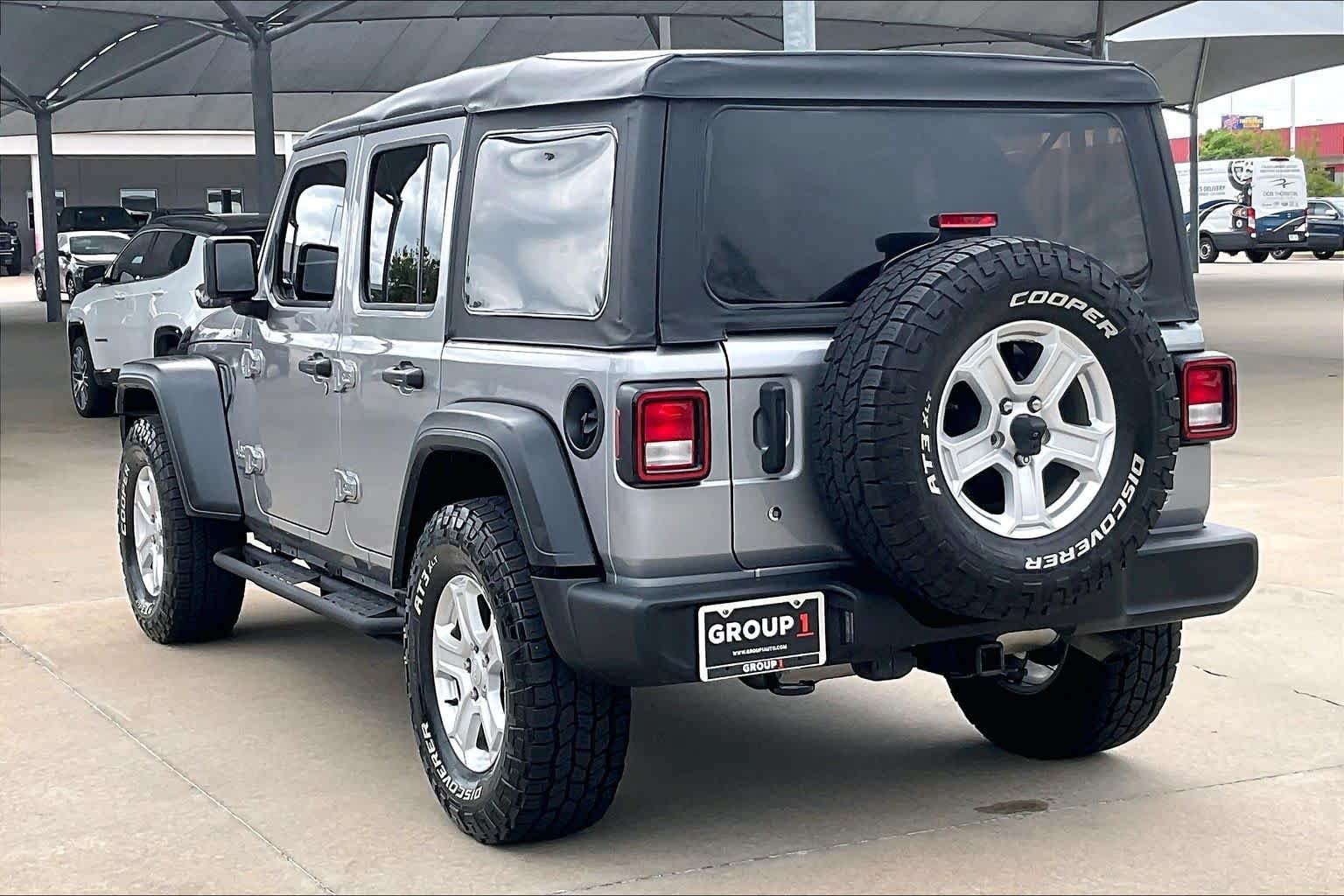 Used 2018 Billet Silver Metallic Clearcoat Jeep Sport S image 11