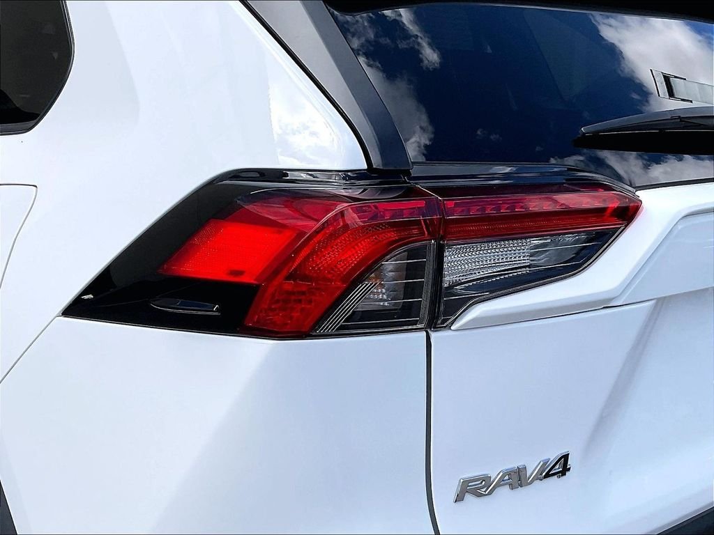 Used 2025 White Toyota LE image 33