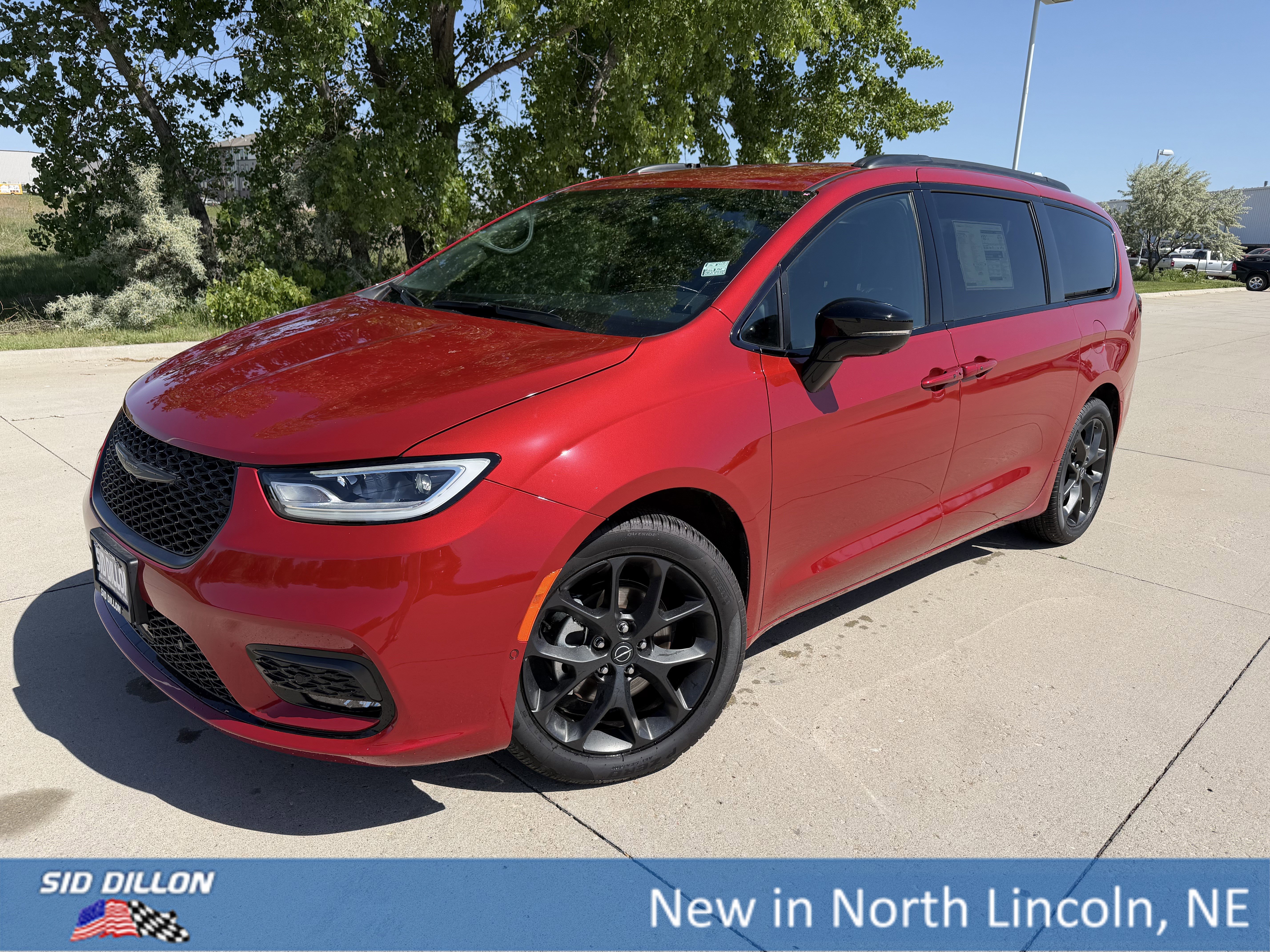 2026 Chrysler Pacifica Select's photo