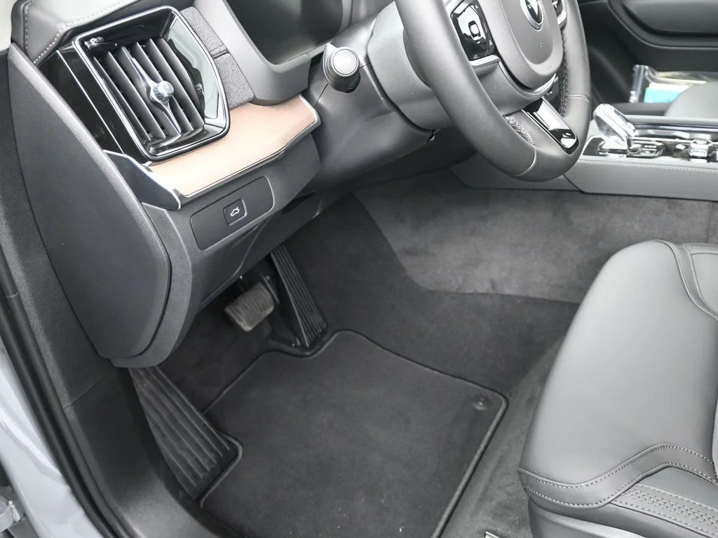 New 2026 Vapour Grey Volvo Core image 9