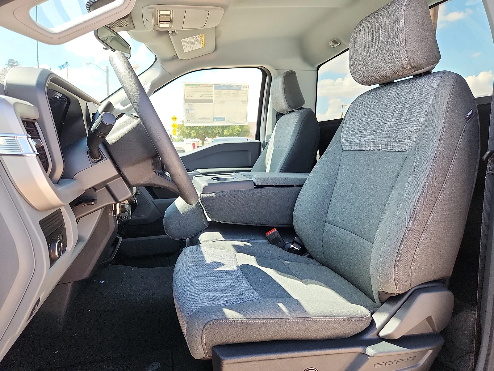 New 2027 Oxford White Ford XLT image 18