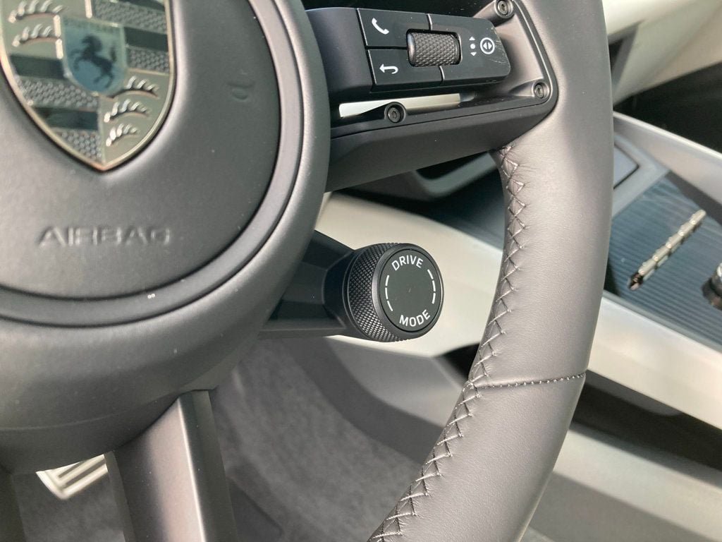 2025 Porsche Macan Turbo Electric - Photo 9