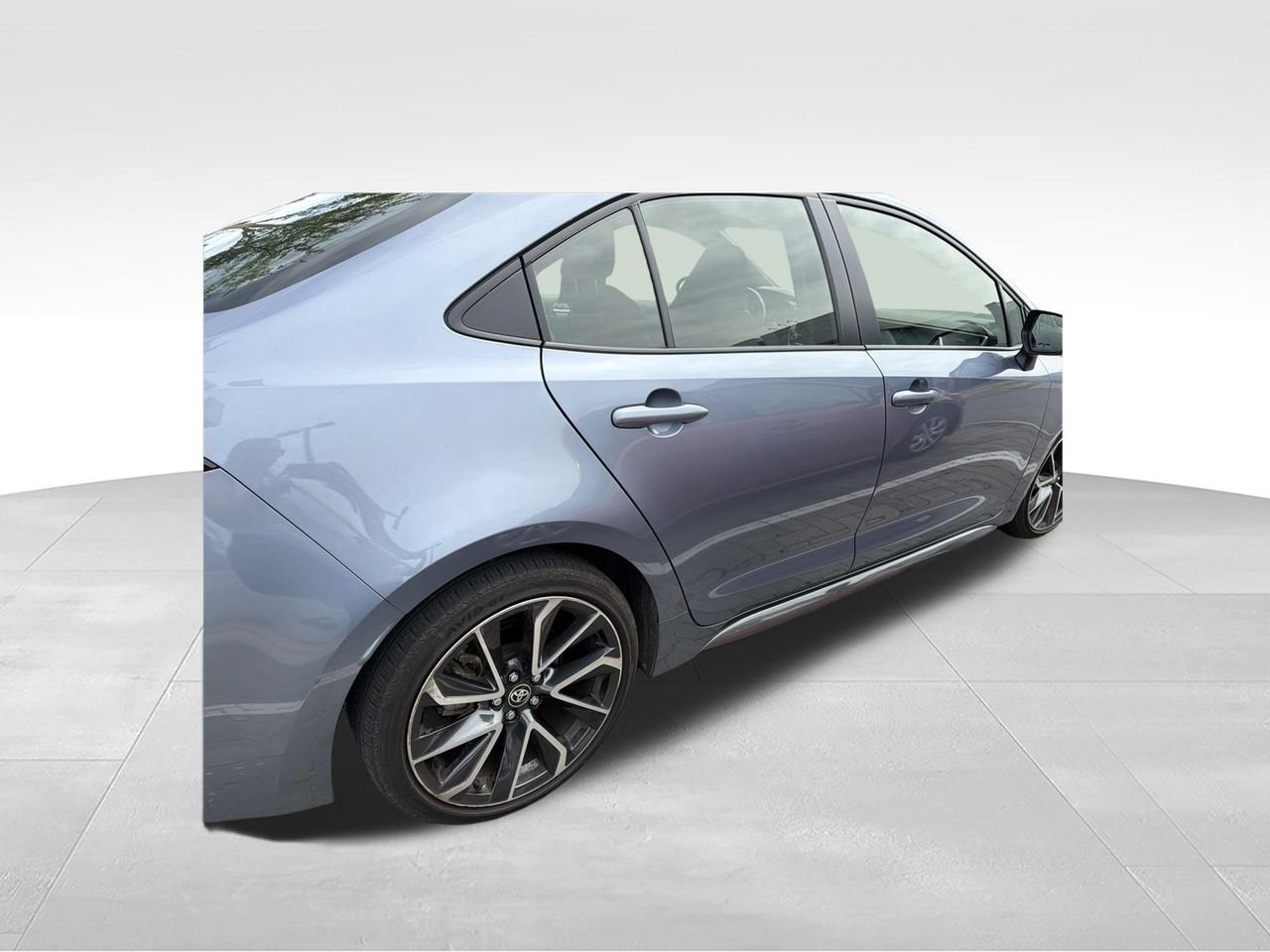 Used 2022  Toyota SE image 4