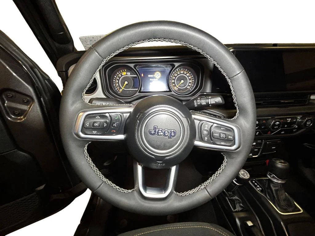 Used 2025 Crystal Metallic Jeep Sahara image 12