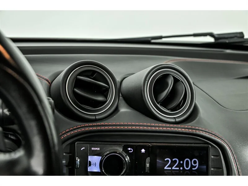 Used 2015 RED Alfa Romeo  image 20