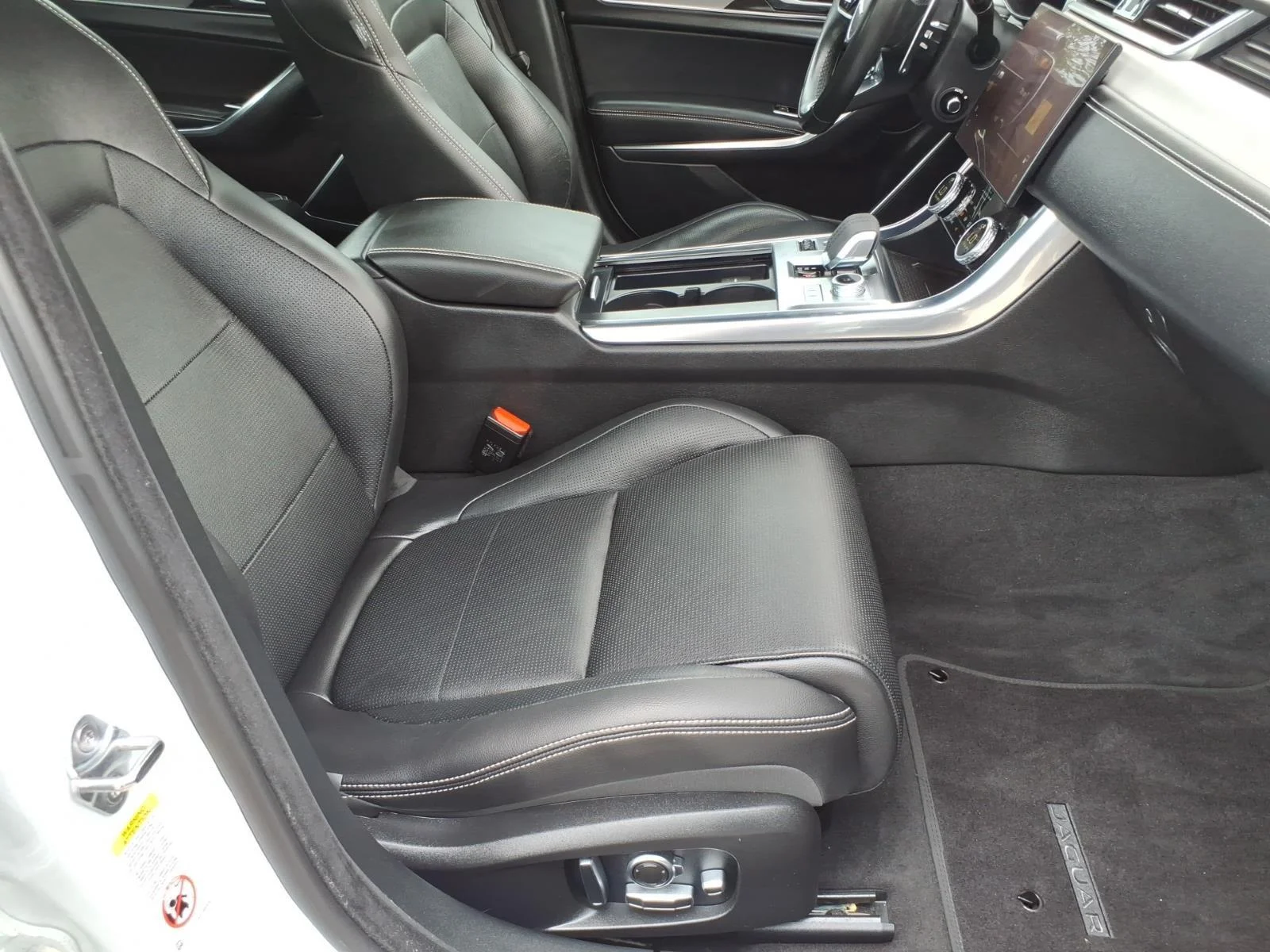 Used 2021 Yulong White Metallic Jaguar R-Dynamic SE image 20