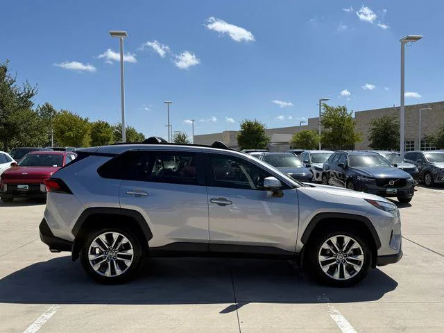 Certified Used 2022 SILVER SKY METALLIC Toyota XLE Premium image 6