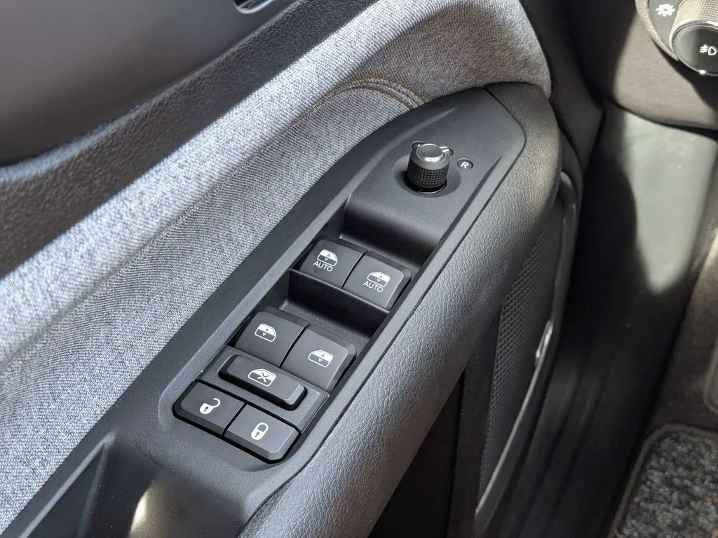 New 2026 Diamond Black Crystal Pearlcoat Jeep Latitude image 20
