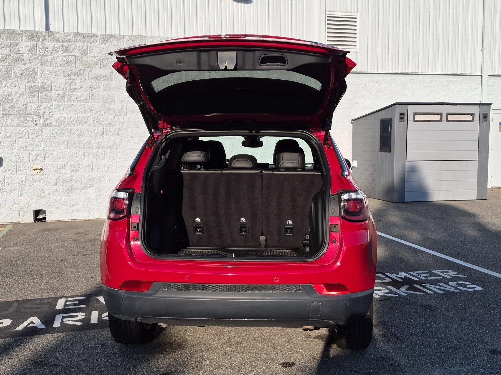 Used 2023 Redline Pearlcoat Jeep Latitude Lux image 33