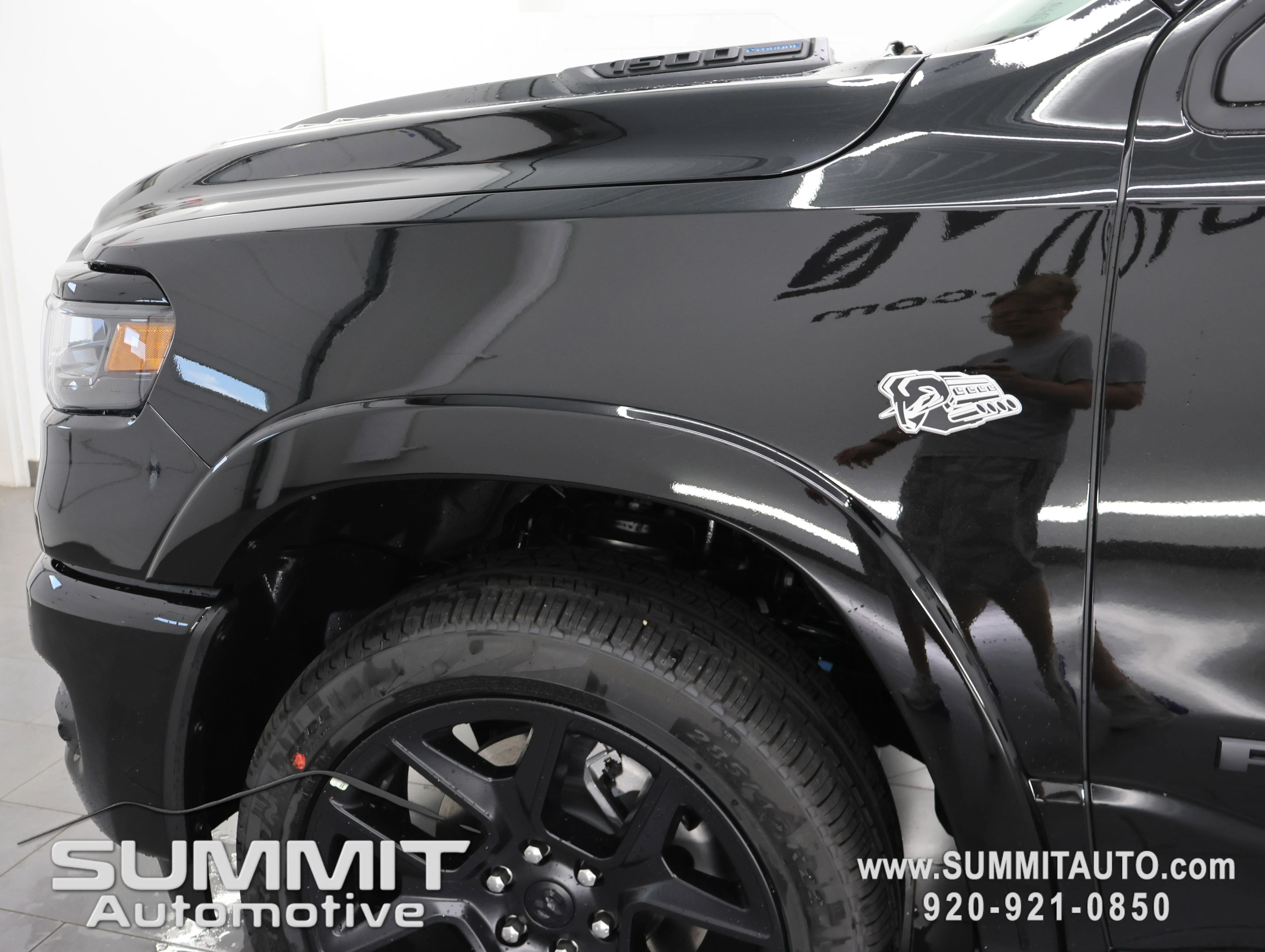 New 2026 Diamond Black Crystal Pearl-Coat Exterior Paint RAM Laramie image 36