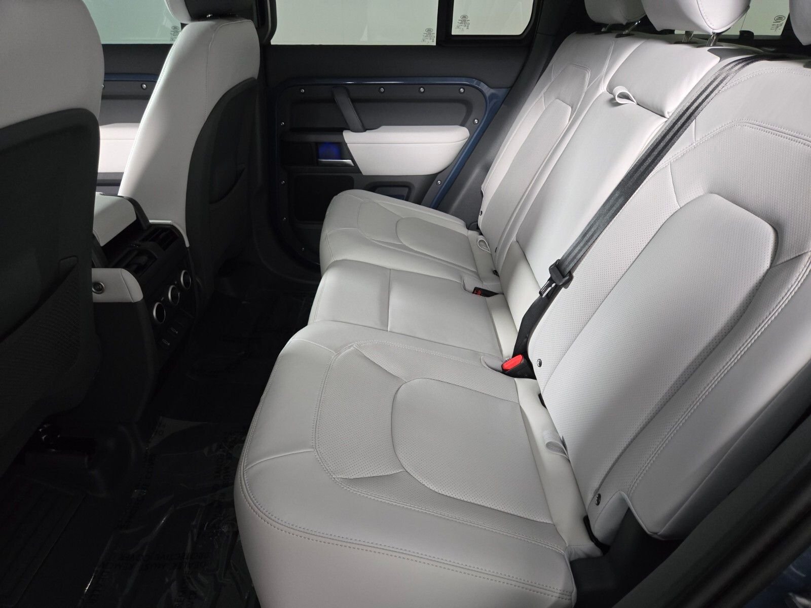 New 2026 Tasman Blue Land Rover X-Dynamic SE image 13