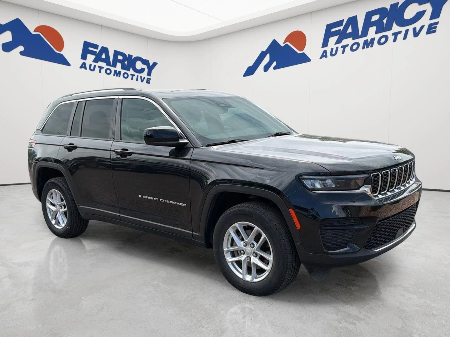 Used 2023 Diamond Black Crystal Pearlcoat Jeep Laredo image 4