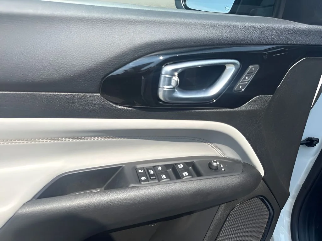 Used 2025 White Jeep Limited image 23
