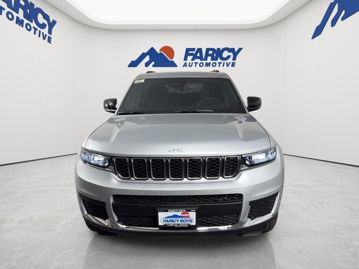 New 2025 Silver Zynith Exterior Paint Jeep Laredo X image 3