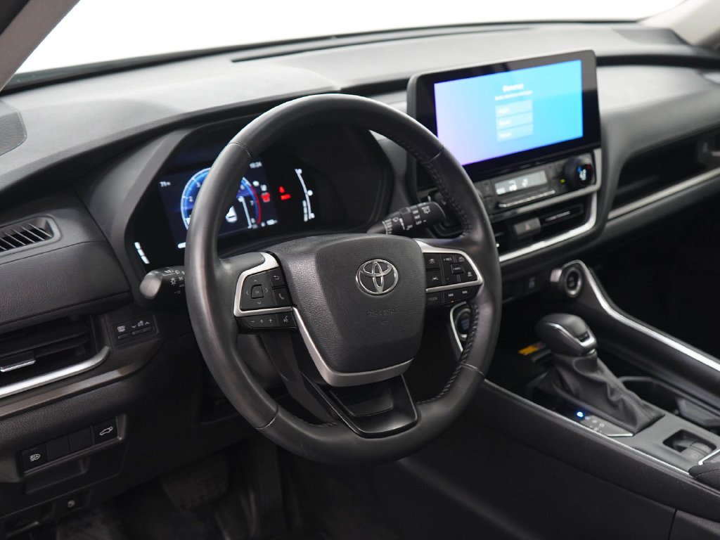 Used 2024 Pearl Toyota Xle image 22