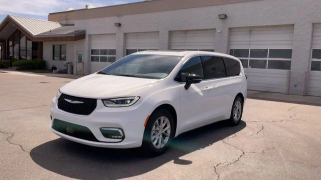 Used 2026 White Chrysler Limited image 5