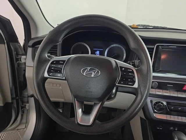 Used 2019 Silver Hyundai SE image 11