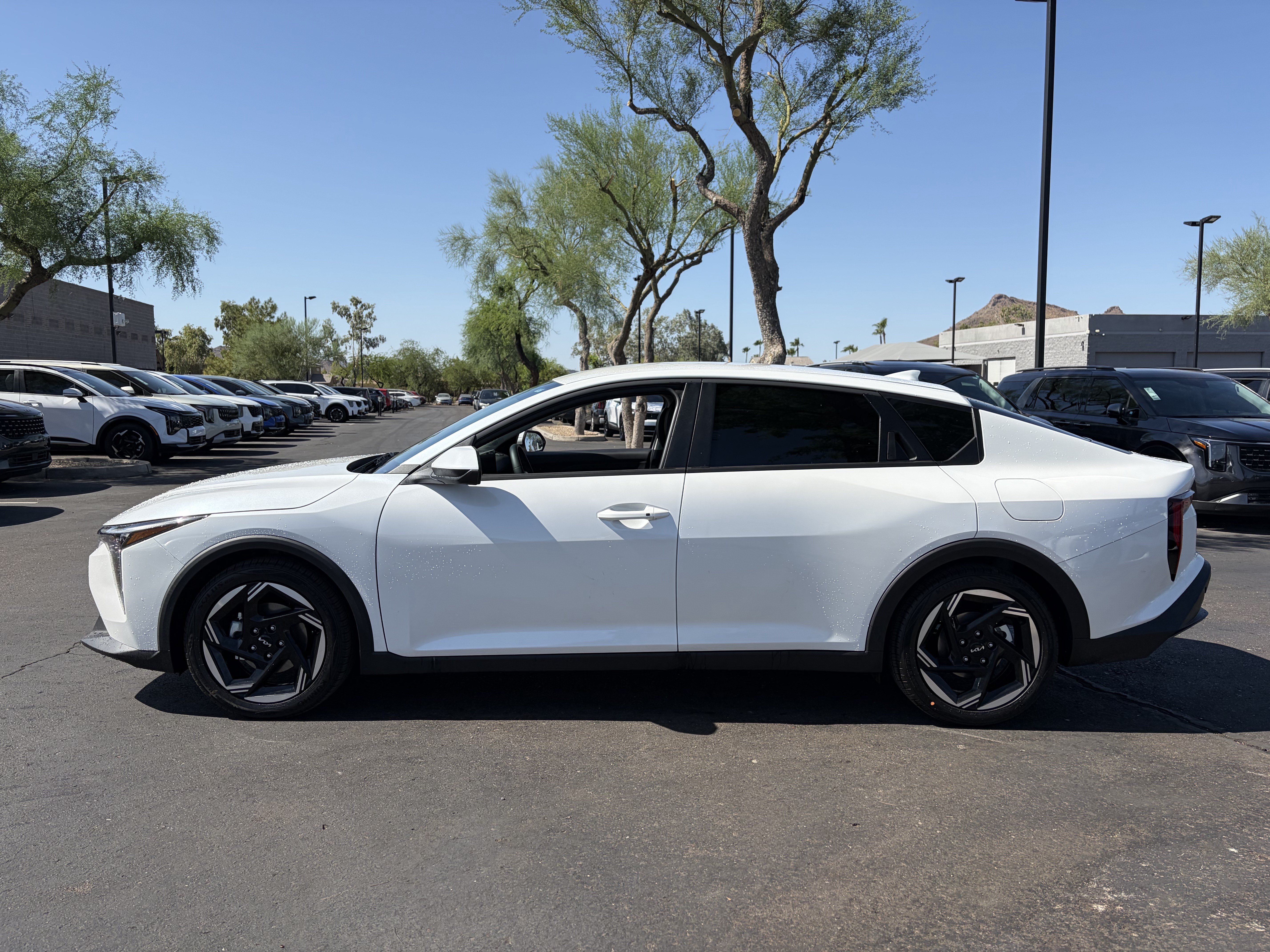 New 2026 Snow White Pearl Kia EX image 5