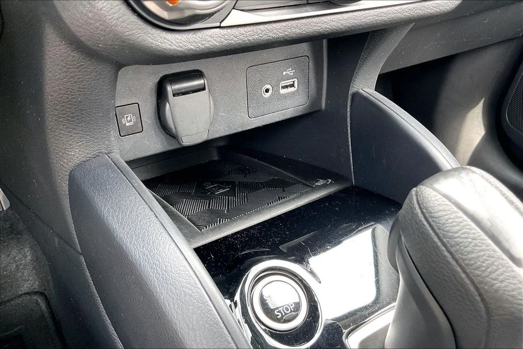 Used 2025 Silver Nissan 1.6 SV image 25