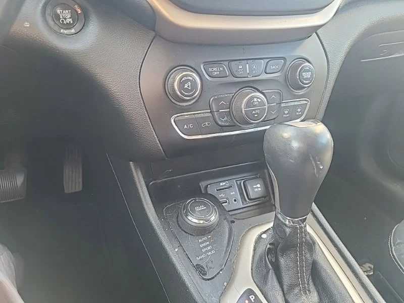 Used 2016 Silver Jeep Limited image 16