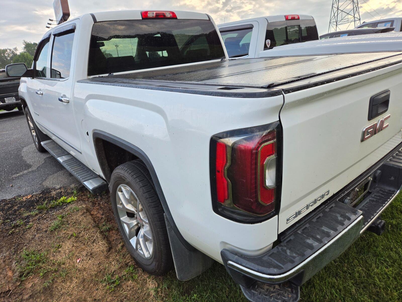 Used 2017 SUMMIT WHITE GMC SLT image 9