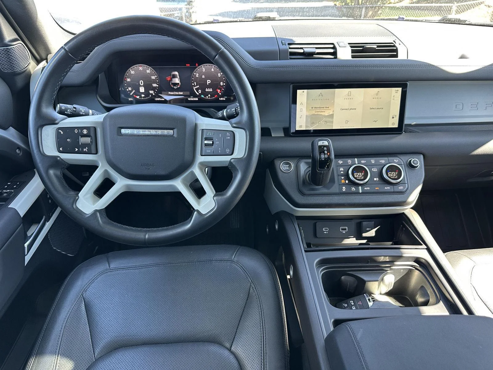 Used 2024 Hakuba Silver Metallic Land Rover S image 24
