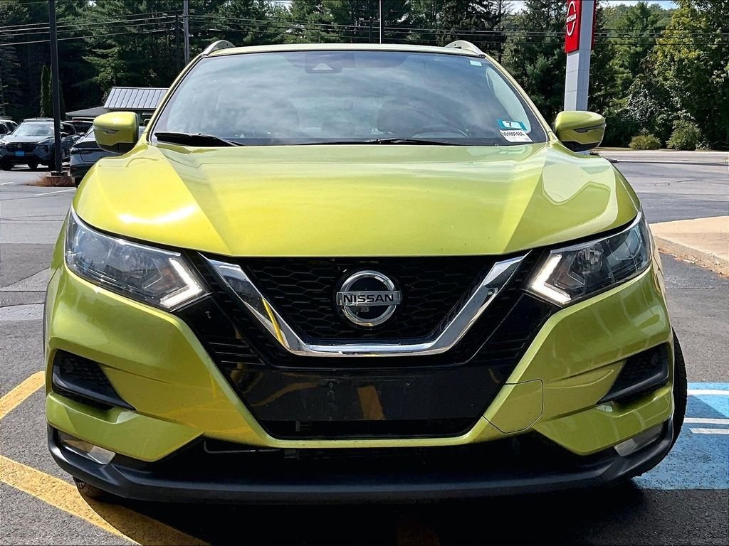 Used 2020 Green Nissan SV image 2