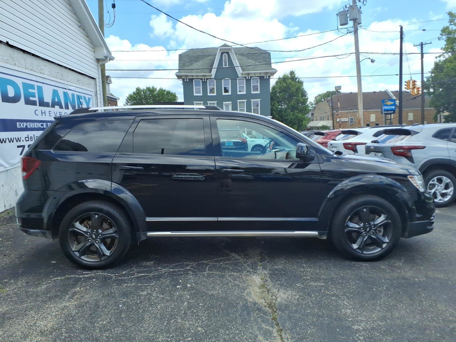 Used 2019 Pitch Black Clearcoat Dodge Crossroad image 4