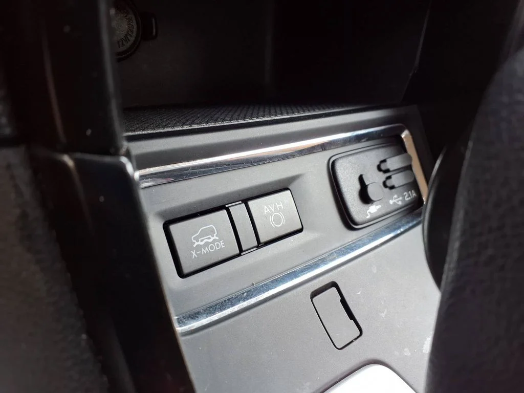 Used 2022 Ice Silver Metallic Subaru Onyx Edition image 8