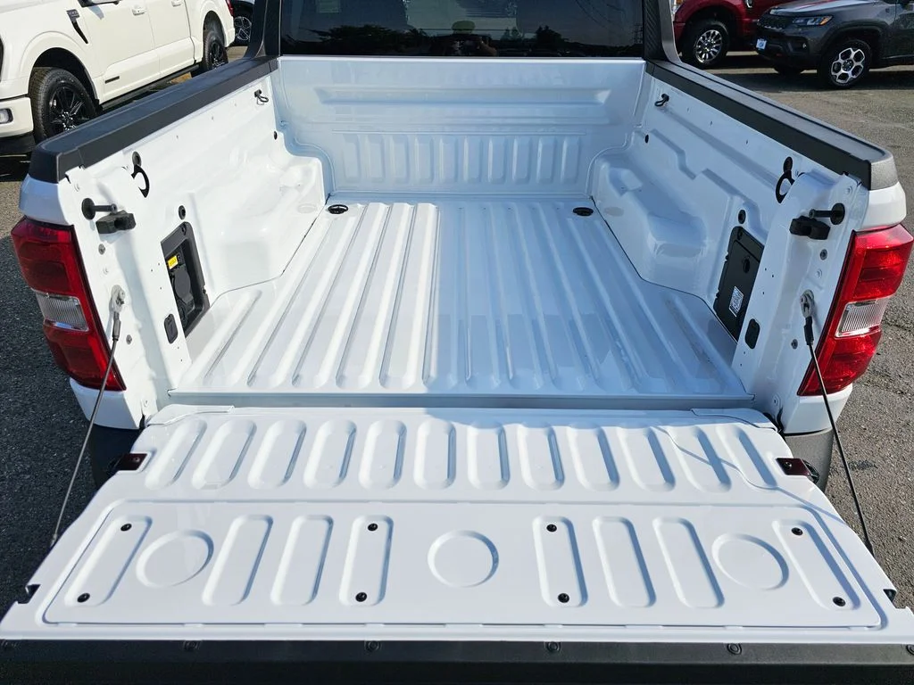 New 2025 Oxford White Ford XLT image 13