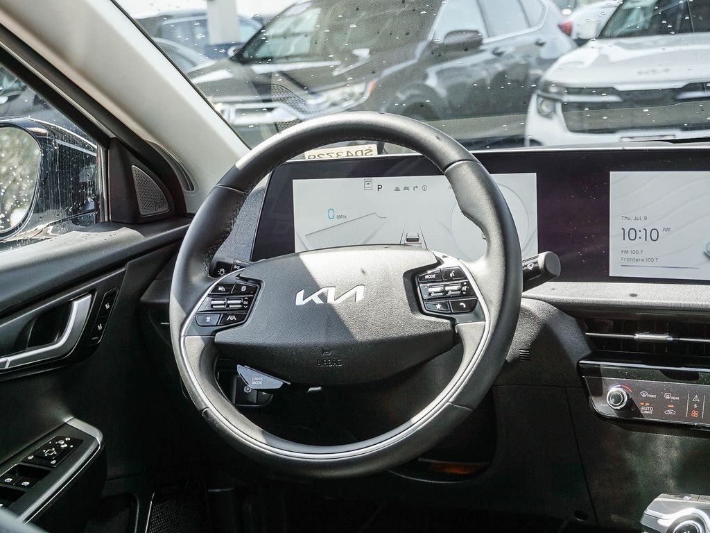 Used 2024 White Kia Wind image 17