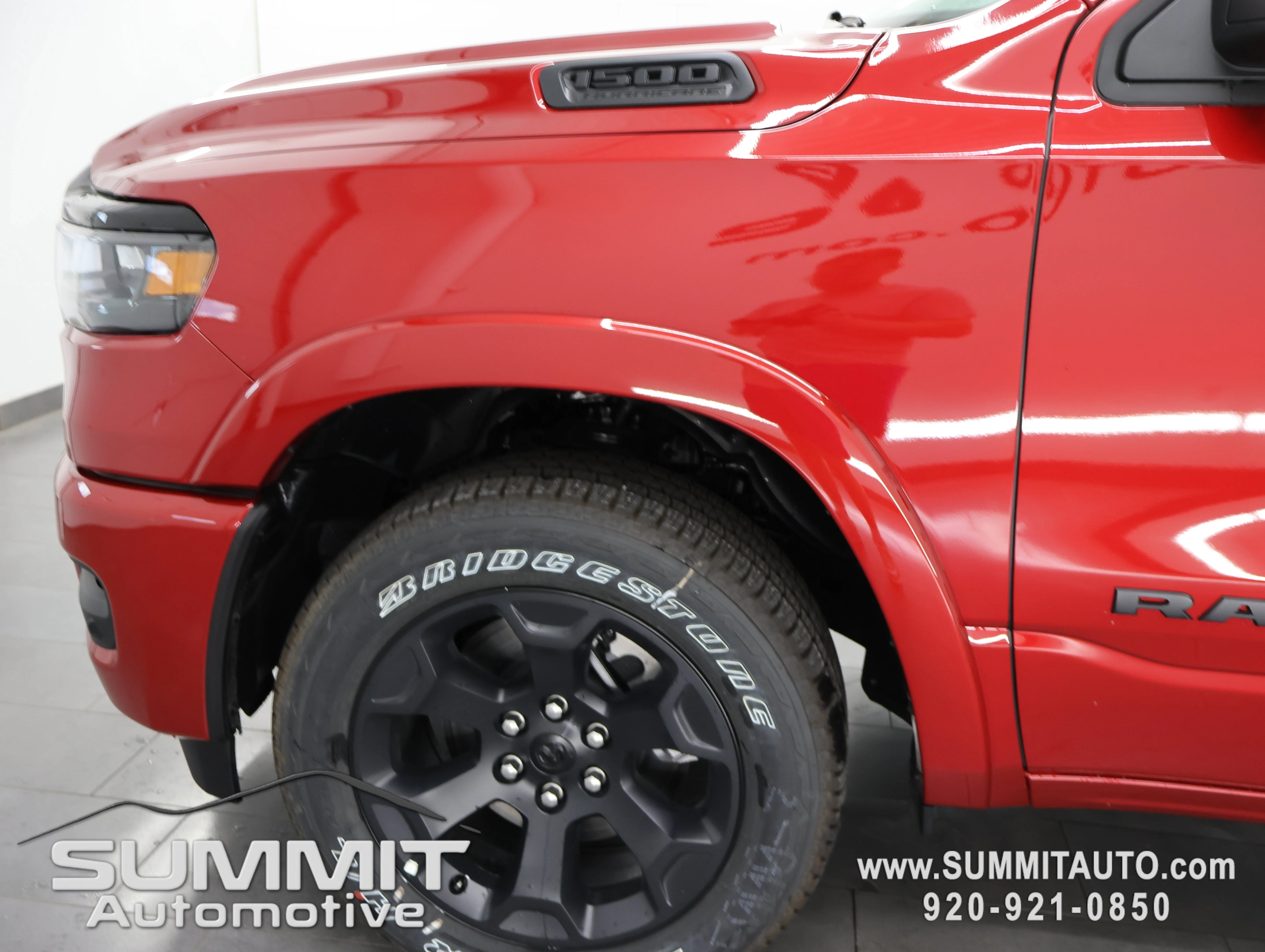New 2026 Molten Red Pearl-Coat Exterior Paint RAM Big Horn/Lone Star image 35