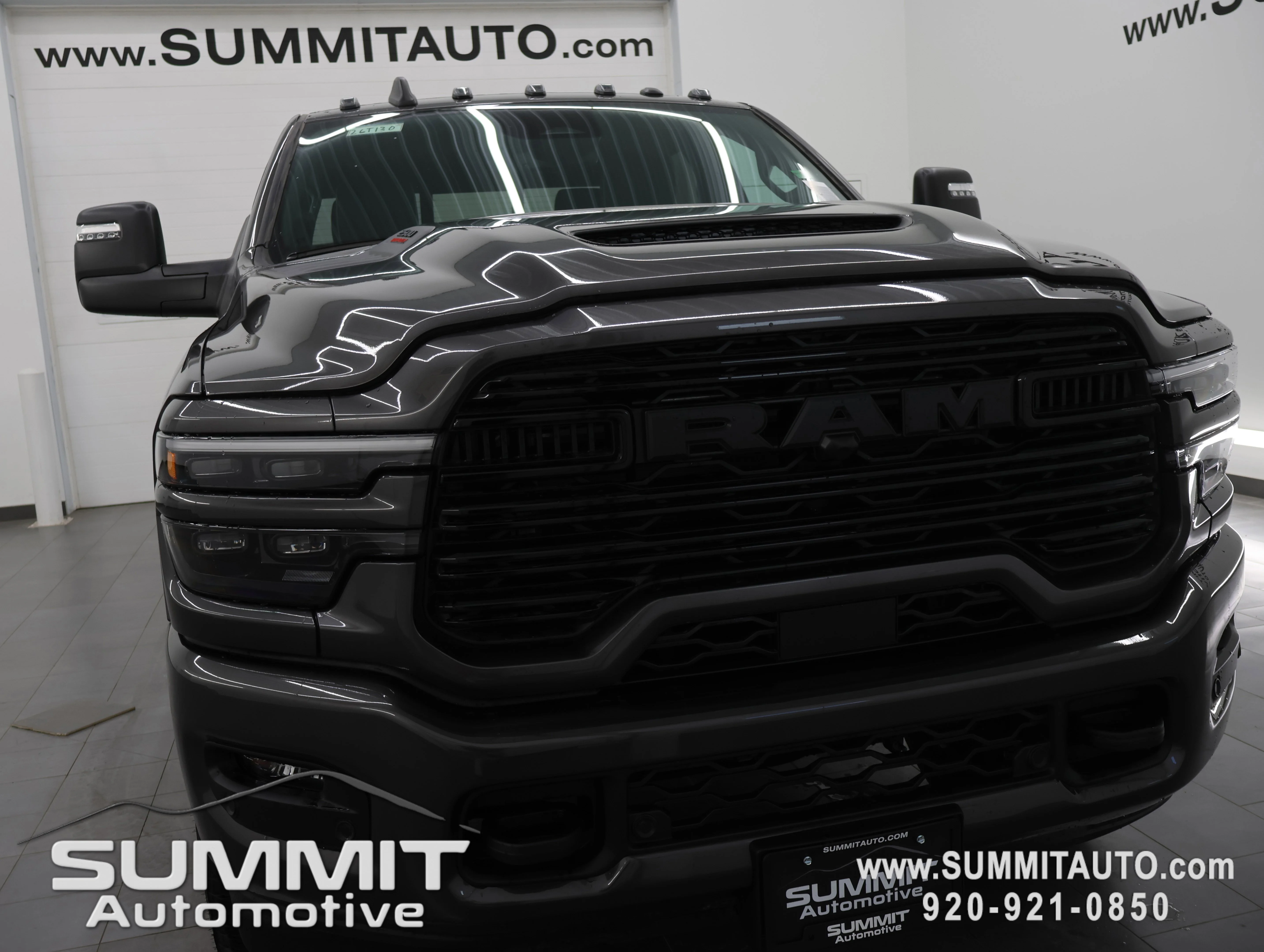 New 2026 Granite Crystal Metallic Clear-Coat Exterior Paint RAM Laramie image 20