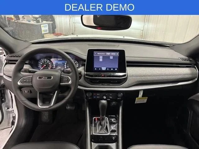New 2026 Bright White Clear-Coat Exterior Paint Jeep Latitude image 11