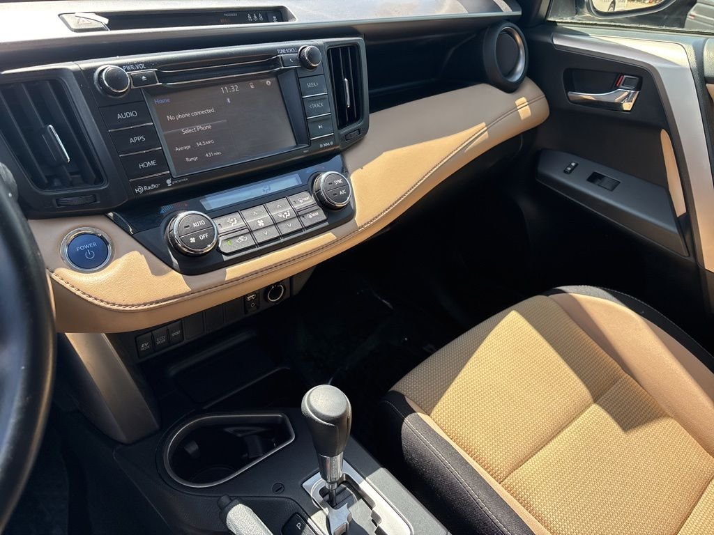 Used 2018 White Toyota XLE image 18