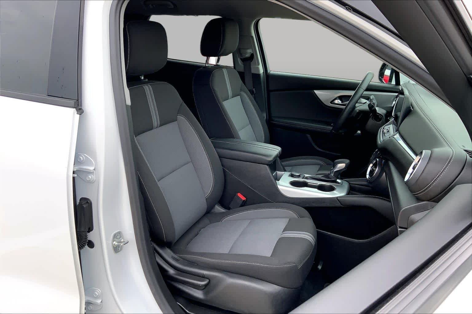 Used 2025 Summit White Chevrolet LT image 9