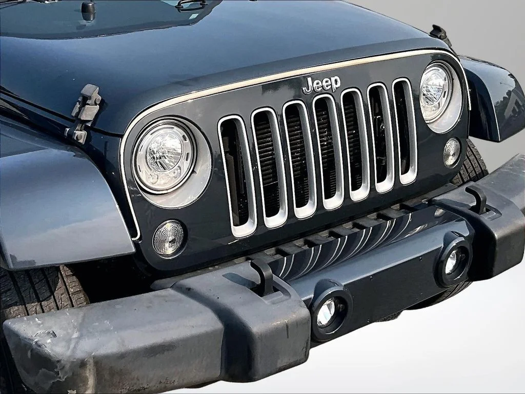 Used 2017 Black Jeep Sahara image 29