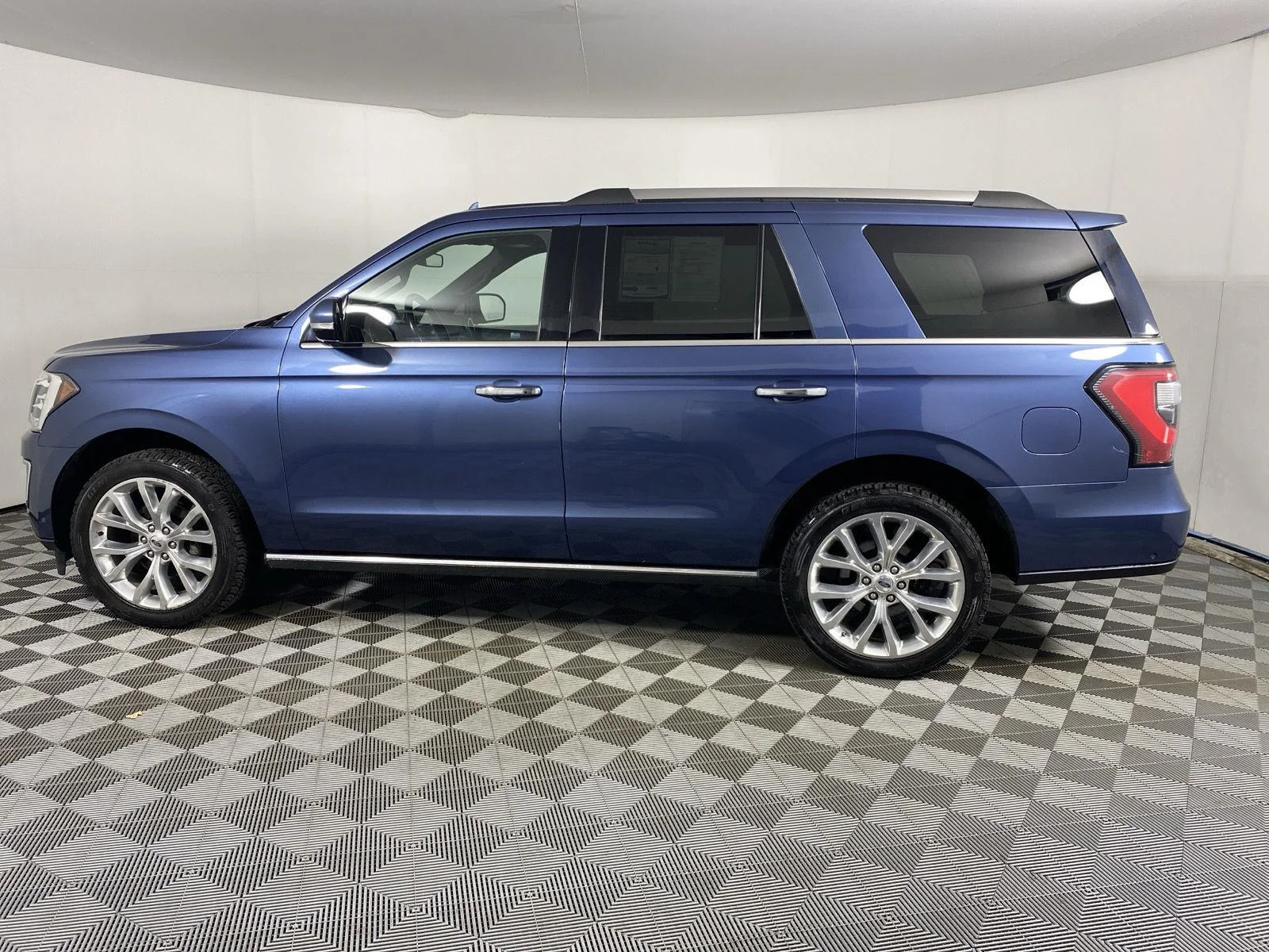 Used 2018 Blue Ford Limited image 4