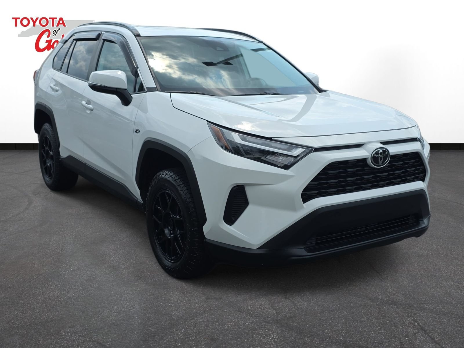 Used 2022 White Toyota XLE image 3