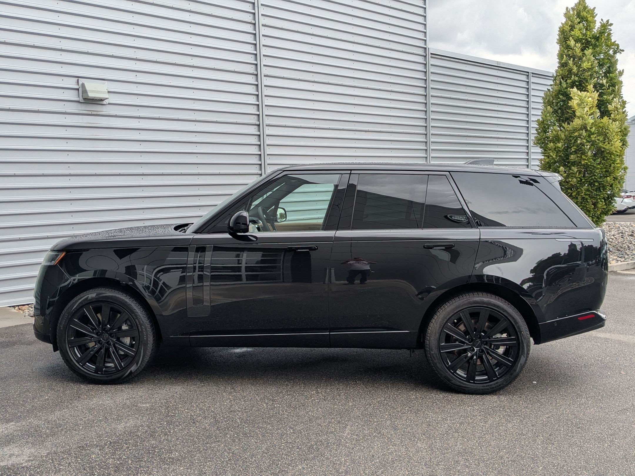 New 2026 Santorini Black Land Rover P530 SE image 9
