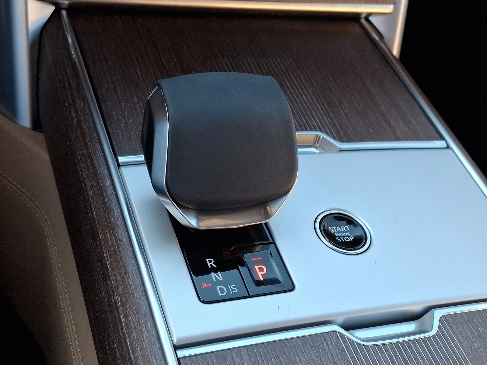New 2025 Fuji White - 1AA Land Rover Autobiography image 16