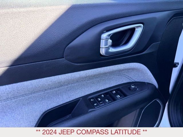 Used 2024 White Jeep Latitude image 10