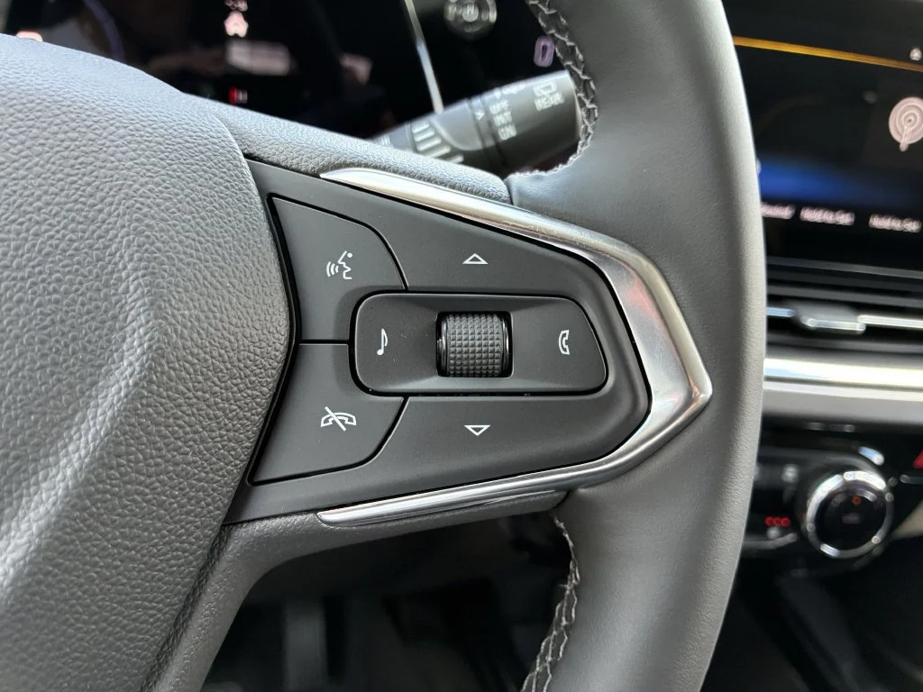 New 2026 Mosaic Black Metallic Chevrolet ACTIV image 17