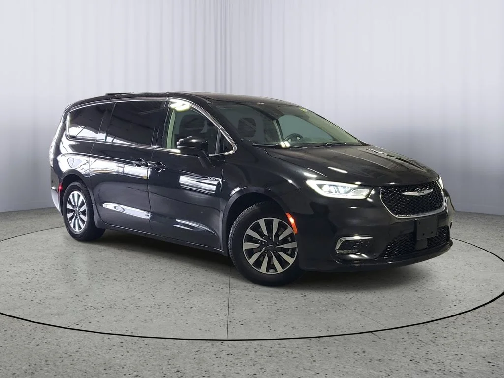 2022 Chrysler Pacifica Hybrid Touring L Hybrid's photo
